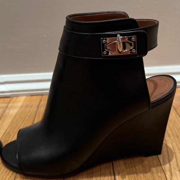 GIVENCHY - Shark Lock - Black leather open-toe wedge bootie/sandals - Picture 5 of 15